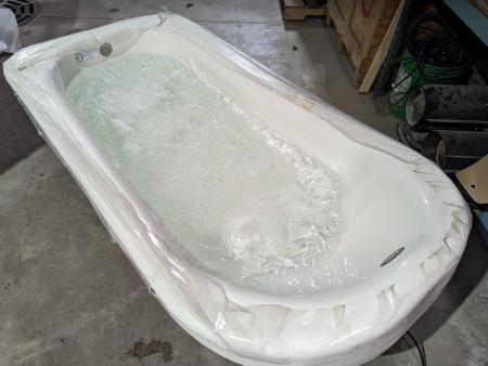 36  x 72  Whirlpool tub, special display price Hot on Sale